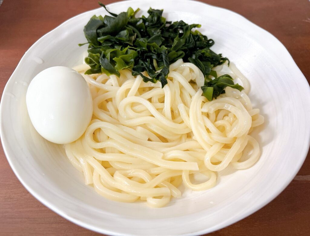 わかめ半熟卵うどん